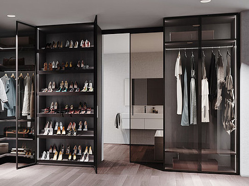 Wardrobe with hinged doors